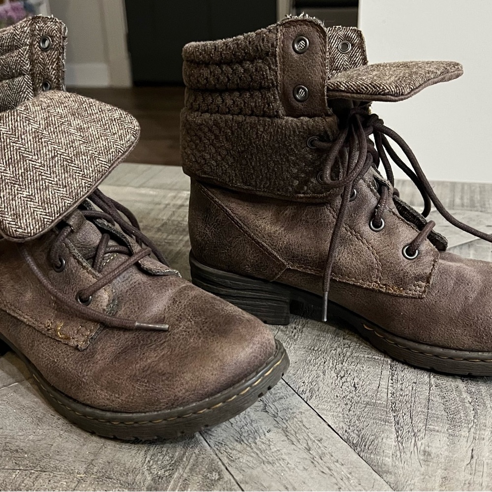 b.o.c. Brown Ankle Boots with Herringbone Cuff size 6 lace up. Distressed look.